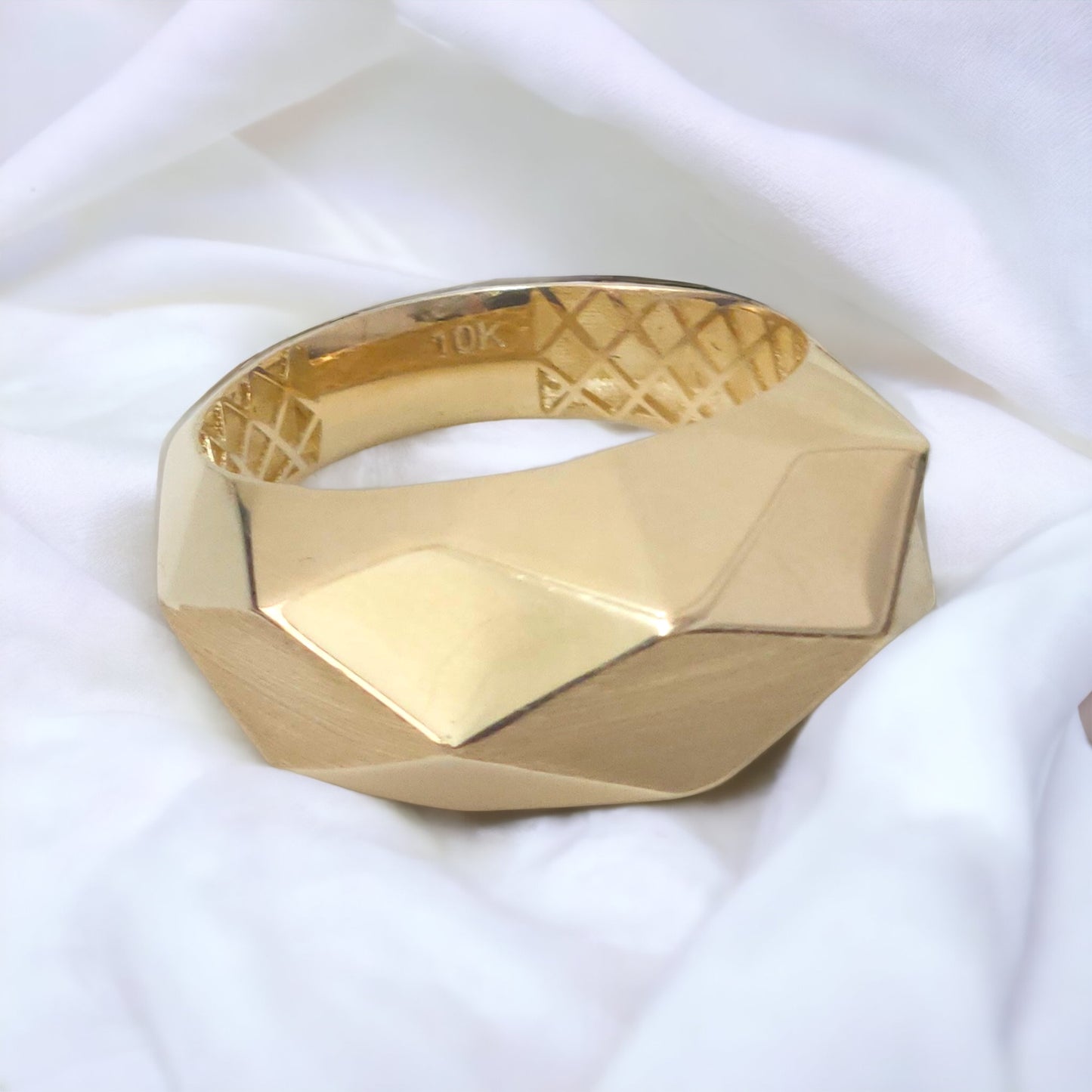 Asymmetrical shaped ring 10kt